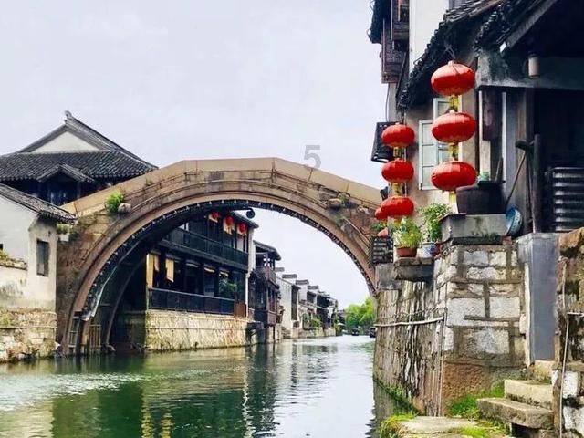 逃离违建房屋